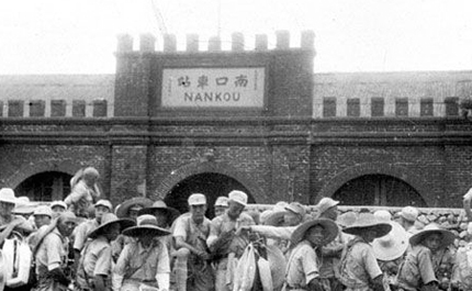 北平市昌平南口火車站門前 等待開赴前線的中國士兵