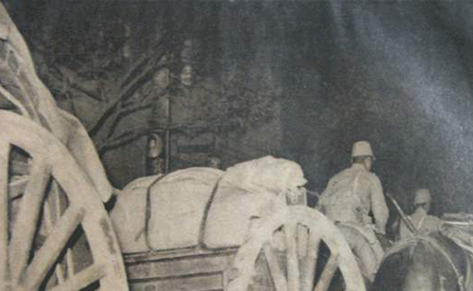 經(jīng)過某市區(qū)街頭向前線急行軍的某部隊(duì)。