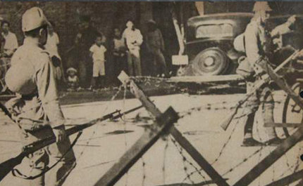 為預(yù)防萬一而架設(shè)鐵絲網(wǎng)的某日本租界。